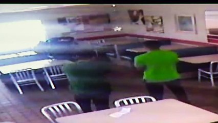 Скачать видео: Cop Beaten by Burglary Suspect in KFC Testifies About Brutal Attack