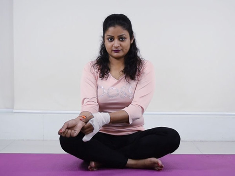 Period से पहले होता है तेज दर्द तो दबाएं ये points, Acupressure to Cure Period pain | Boldsky