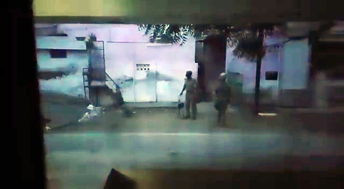 இரவில் வீடு புகுந்து இளைஞரைத் தாக்கி இழுத்துச் சென்ற போலீஸ்.. பரபரப்பு வீடியோ