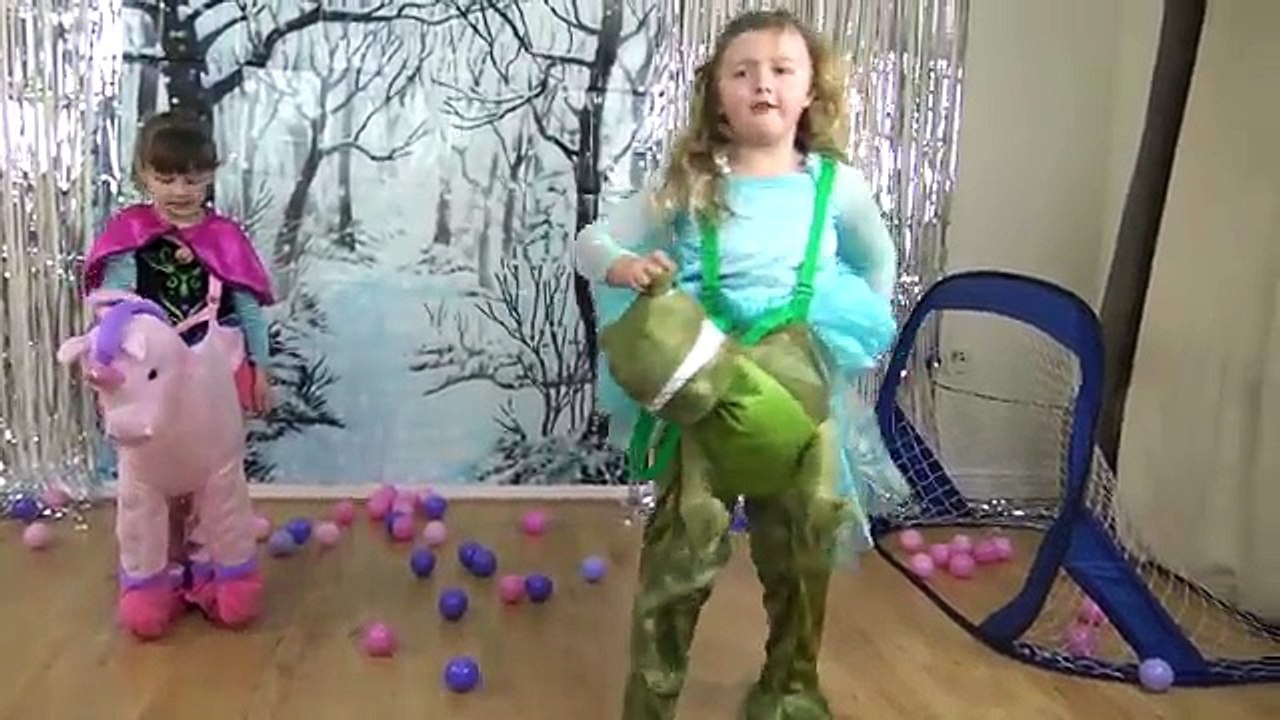 DISNEY FROZEN ELSA and ANNA Crazy ICE CHALLENGE! | The Disney Toy Collector