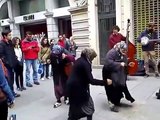 taksim'de mendilci teyzelerin caz dansı