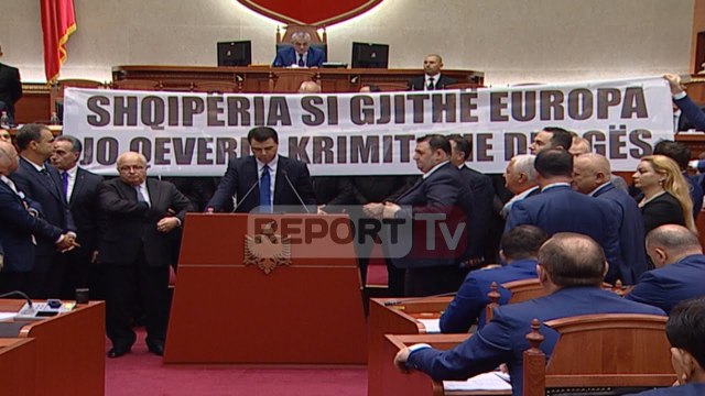 Tensionohet situata në Kuvend, deputetët e PD rrethojnë foltoren, banderolë para Ramës