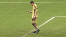 Un gardien de but utilise son téléphone en plein match