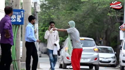 दिल्ली में मजेदार साइको प्रैंक देखे पब्लिक का फनी रिएक्शन !