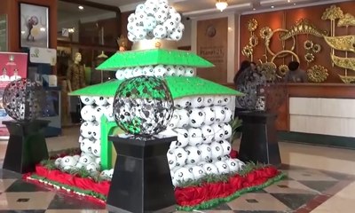 Replika Masjid dari Bola Menarik Perhatian