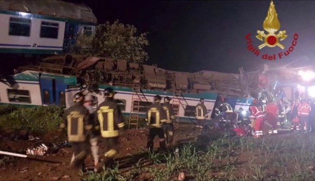 Torino - treno travolge Tir fermo sui binari nella notte: 2 morti - video