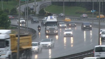 Sağanak yağış bastırdı, vatandaşlar üst geçidin altına sığındı