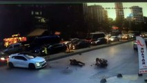 Seyir halindeki motosikletli kırmızı ışıkta dönüş yapan otomobile çarptı...Feci kaza kamerada
