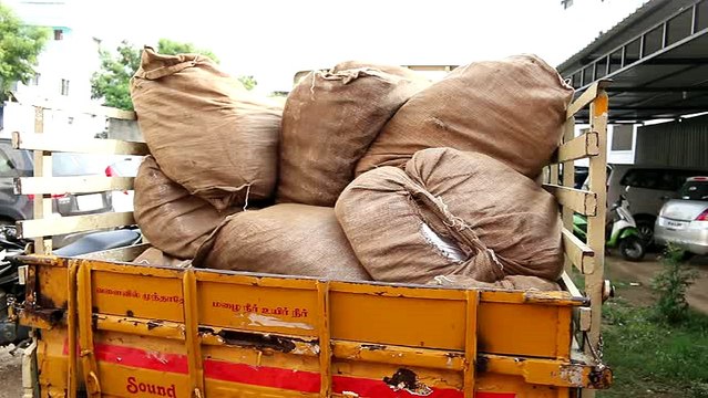 கோவையில் வாகனத்தில் கடத்தி வரப்பட்ட 840 கிலோ குட்கா பறிமுதல்-வீடியோ