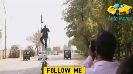 ओह्ह कभी देखा है ऐसा स्टंट, बाइक के ऊपर सीडी और सीडी के ऊपर ये स्टंटमैन !