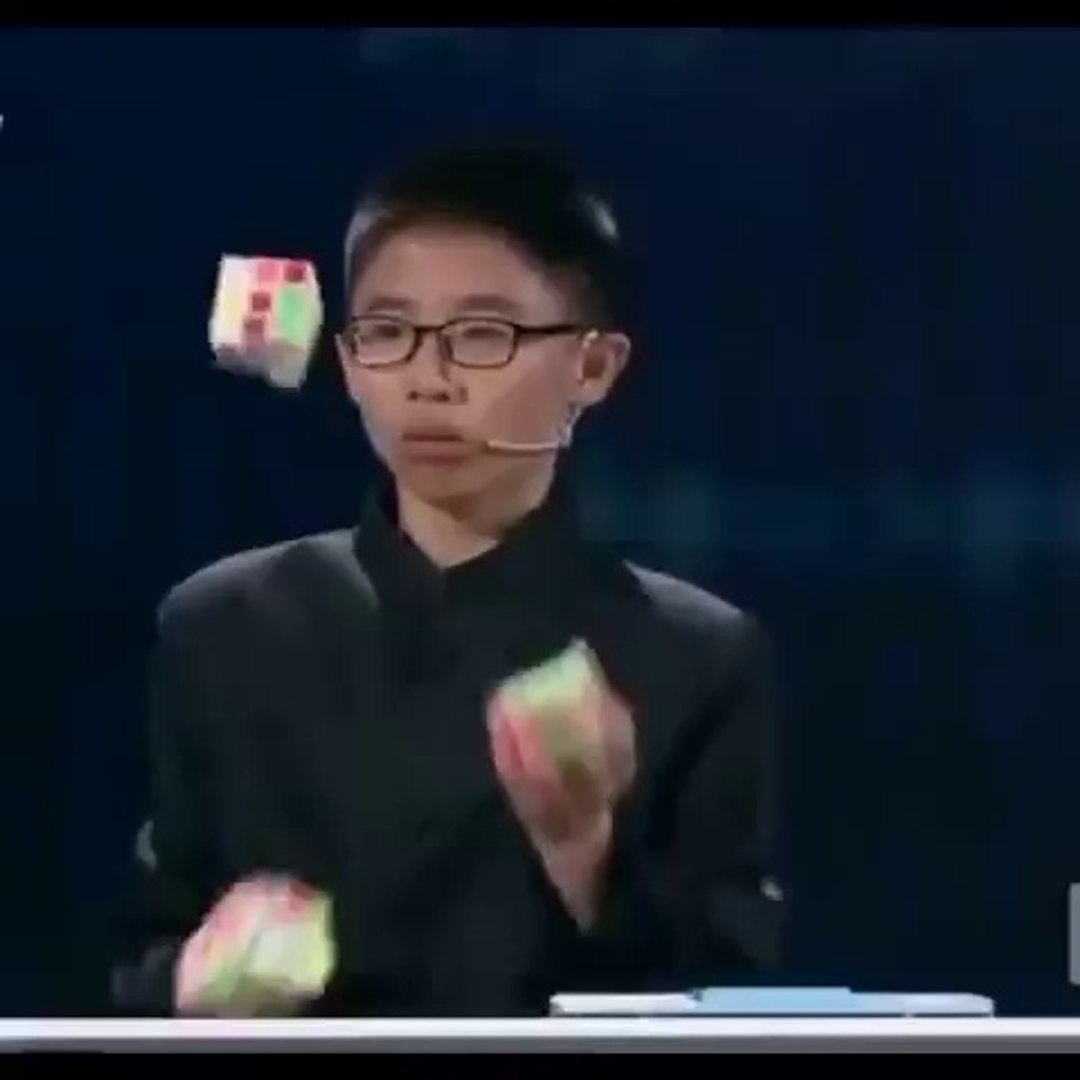 Il réussit 3 rubik's cube en jonglant !!! - Vidéo Dailymotion