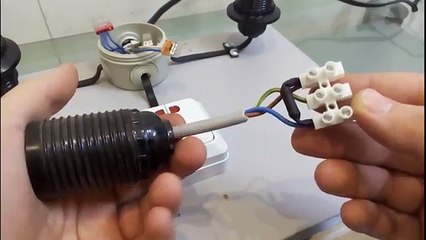 Мигает выключенная энергосберегающая лампа.