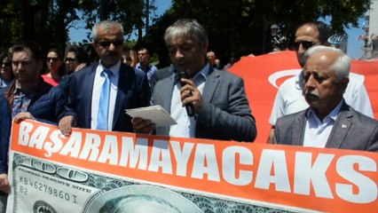 Doları yakarak protesto ettiler