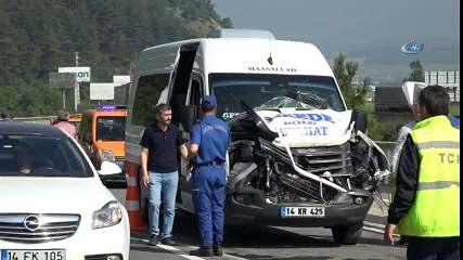 Bolu'da Trafik Kazası, Memurları Taşıyan Minibüs İş Makinesine Çarptı