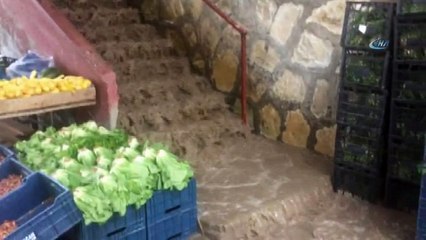 Bayburt’ta sağanak yağış...Yağış sonrası taşan sel suları şelale oluşturdu