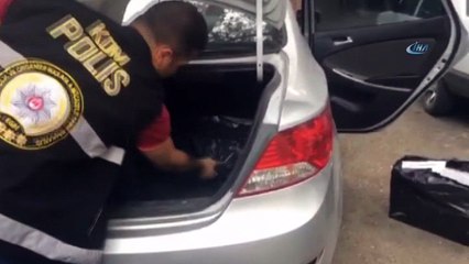 Otomobilin bagaj ve koltuklarını kaçak sigara ile doldurdular