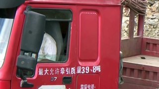 Chinese truck driver stuck on Babusar pass, GB, Pa