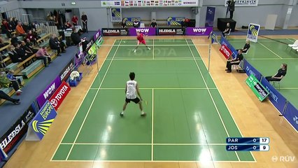 Un joueur de badminton réussit un coup magique avec un geste improbable