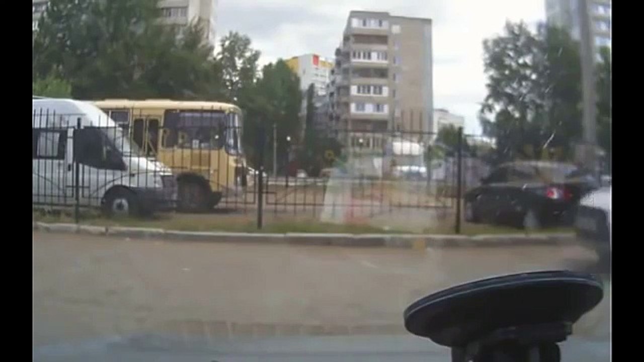 Une femme sort de sa voiture pour mettre un coup de pression à un automobiliste...