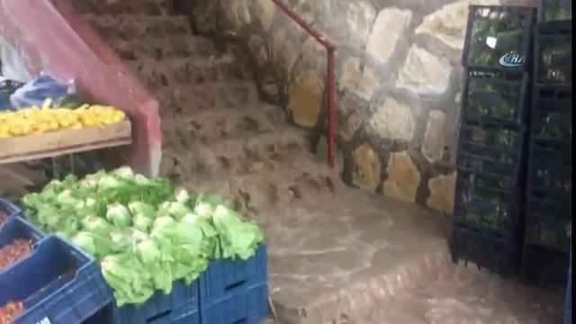 Bayburt’ta Sağanak Yağış...Yağış Sonrası Taşan Sel Suları Şelale Oluşturdu