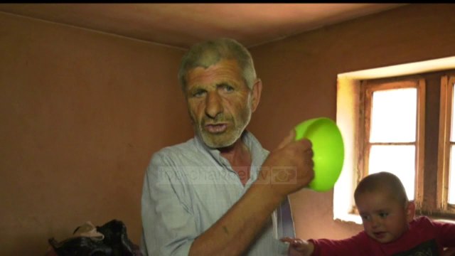 Varfëria ekstreme në familjen me 8 anëtarë - Top Channel Albania - News - Lajme