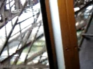 l ascenseur de la tour eiffel ki monte