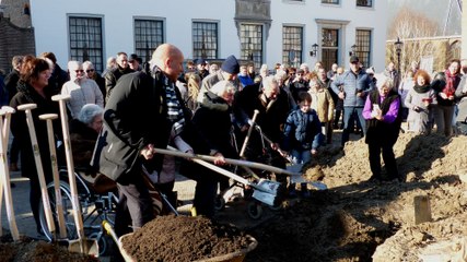 Wethouder Mijnans plant Koningslinde op de Markt / Heenvliet 2018