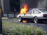 TOYOTA GT86 a ser tomado pelas chamas em plena rua