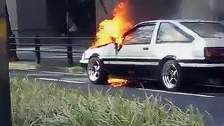 TOYOTA GT86 a ser tomado pelas chamas em plena rua