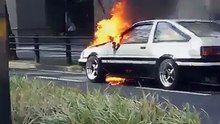 TOYOTA GT86 a ser tomado pelas chamas em plena rua