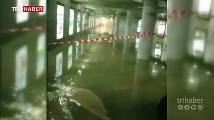 Eylemlerle sarsılan Paris'i bu kez de yağmur ve dolu vurdu