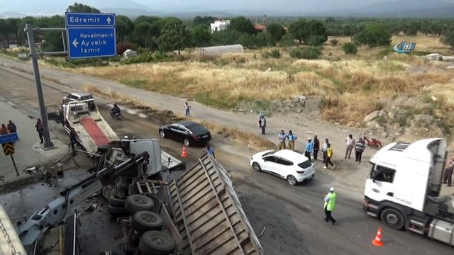 Lastiği patlayan tır, köprülü kavşaktan uçtu: 1 yaralı