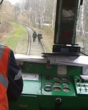 Ce conducteur de train va donner une bonne leçon à des filles qui marchent sur la voie ferrée