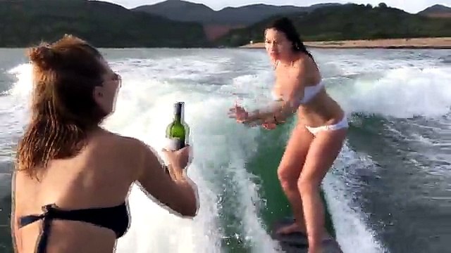 Elle sauve une bouteille de vin après une chute en wakesurf