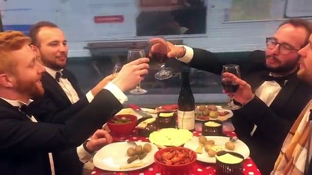 Ils mangent une raclette dans une rame du métro de Paris