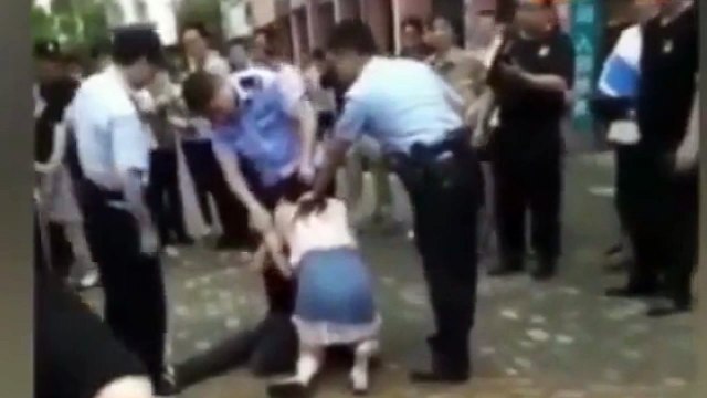 Veda Öpücüğü Aldığı Sevgilisinin Dilini Isırıp Bırakmayınca Polis Biber Gazı ile Müdahale Etti
