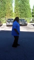 140 kgs et il fait un saut arrière sur lui même !