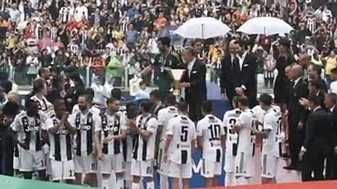 ¡Levántalo Gianluigi Buffon! ¡Somos campeones de Italia ! ¡Estamos en el #MY7H! #FinoAllaFine #ForzaJuve 