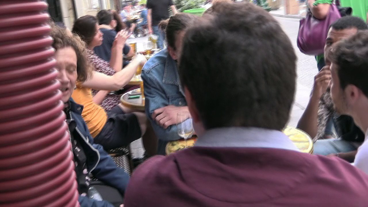 il vous naît un ami et voilà qu'il vous cherche