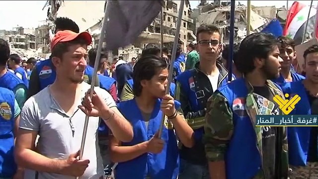 العلم السوري يرتفع في المنطقة الفاصلة بين مخيم اليرموك والحجر الاسود