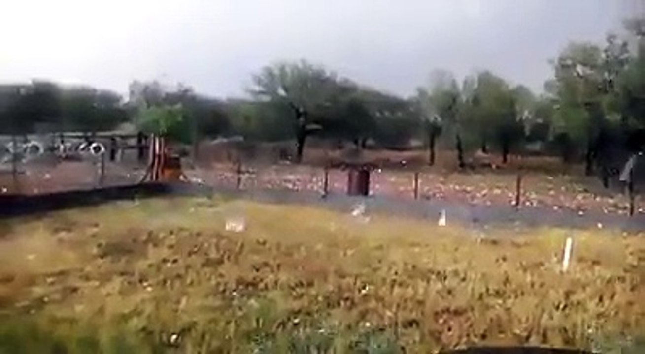 Des grêlons geants tombent du ciel. Mieux vaut rester à l'interieur