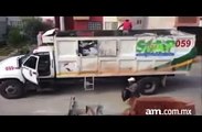 Camion poubelle sans chauffeur, ces éboueurs mexicains sont fou