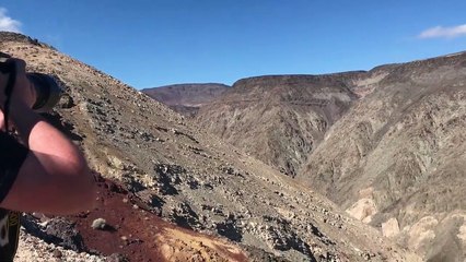 Impressionnant : des avions de chasse survolent un canyon