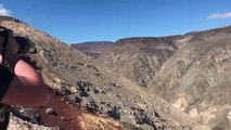 Maniobra espectacular : cazas sobrevuelan un cañón