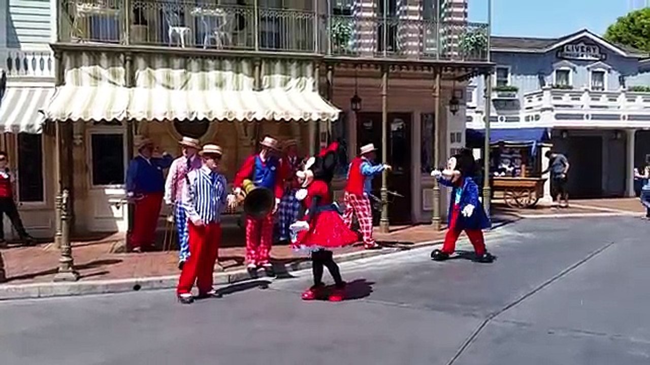 *NEW* Minnie and Mickey Mouse Dance, Jive & Swing On Disneylands Main Street USA