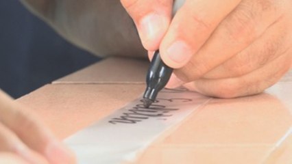 Entre el luto y la conmoción, calígrafo cubano rinde tributo a las víctimas del vuelo 972