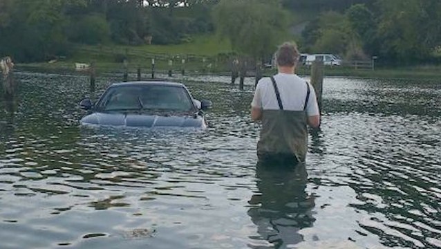 Boaters Find Jaguar During Day On The Lake
