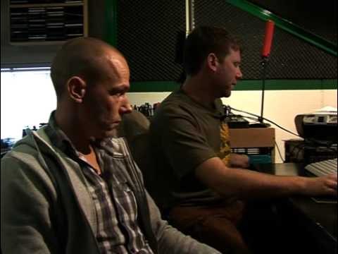 In de Studio voor een uitleg van beat van het nummer Spinal & Steen