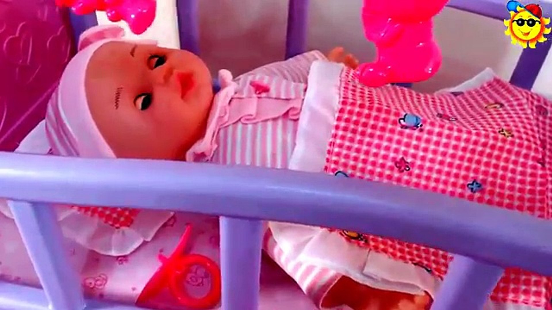 bebe con cuna juguete