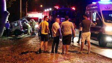 Hafif ticari araç önce bisikletlilere sonra ağaca çarptı - İZMİR